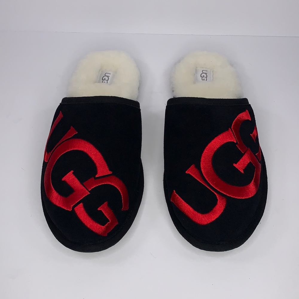 New UGG men’s Scuff Logo Slippers Size 10 in the color black & red